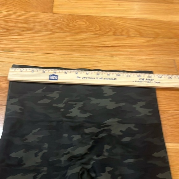 Spanx women’s green camo seamless leggings size large . - Picture 3 of 8
